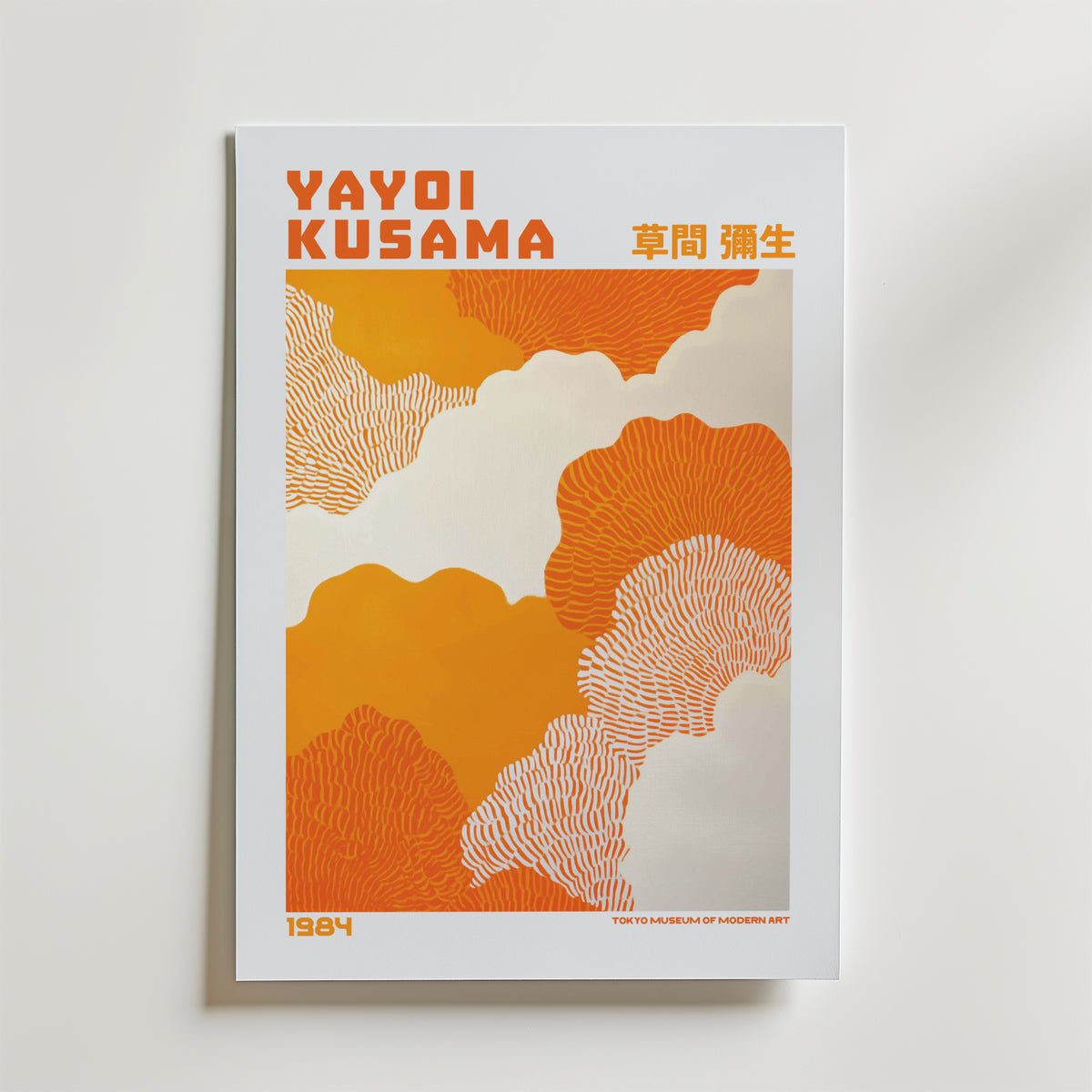 Mockup av Yayoi Kusama Warm Orange affisch på vägg – köp enkelt hos Bozetto i hög kvalitet