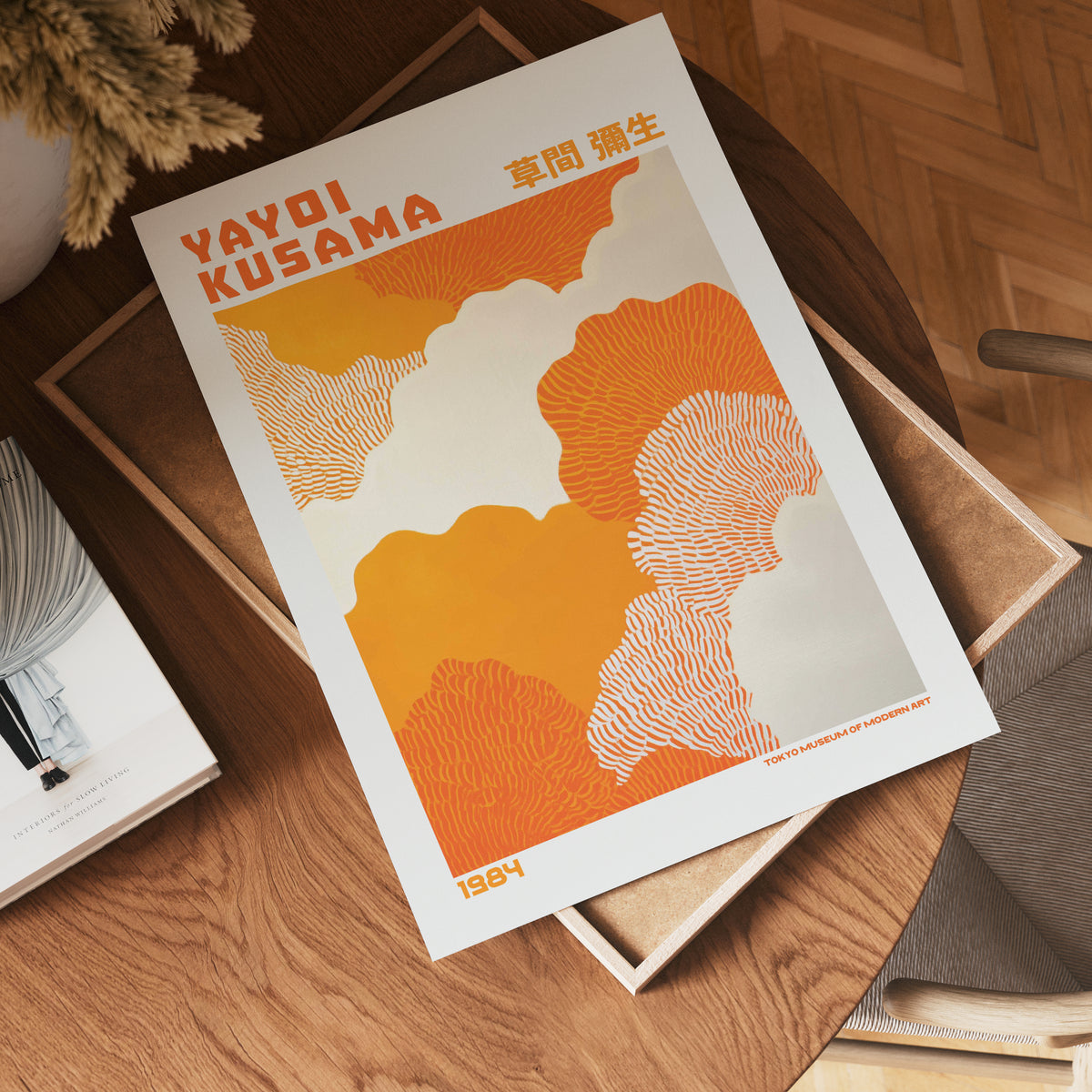 Väggmockup med Yayoi Kusama Warm Orange – köp enkelt hos Bozetto affisch i hög kvalitet