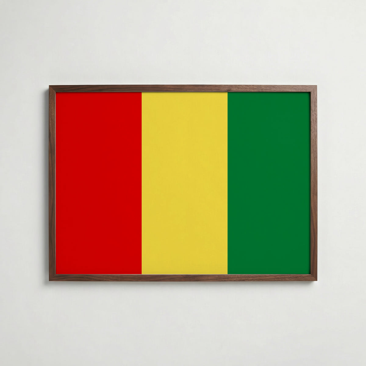 Guinea National Flag Poster i valnötsram – varm konstaffisch för hemmet från Bozetto