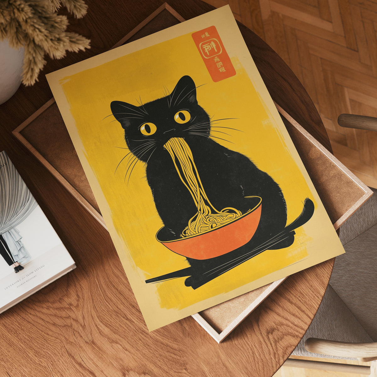 Black Cat Eats Noodle – affisch med snyggt motiv, köp enkelt hos Bozetto i flera storlekar