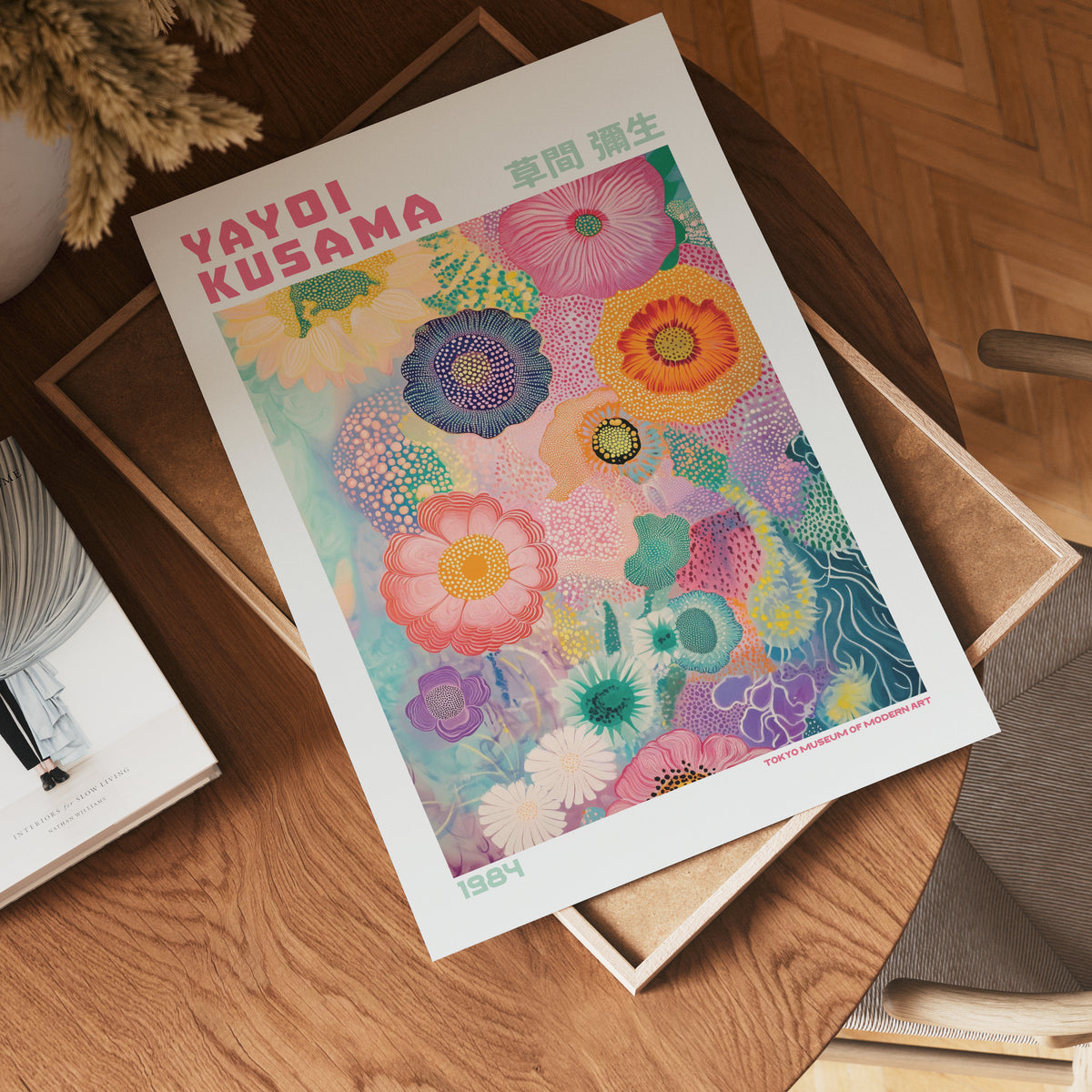 Väggmockup med Yayoi Kusama Vibrant Floral – köp enkelt hos Bozetto affisch i hög kvalitet