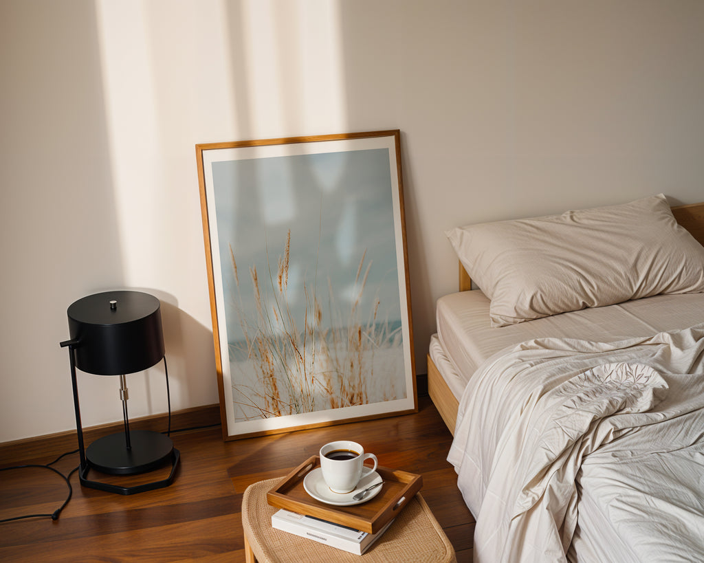 Mockup av Soft Dune Grass affisch på vägg – köp enkelt hos Bozetto i hög kvalitet
