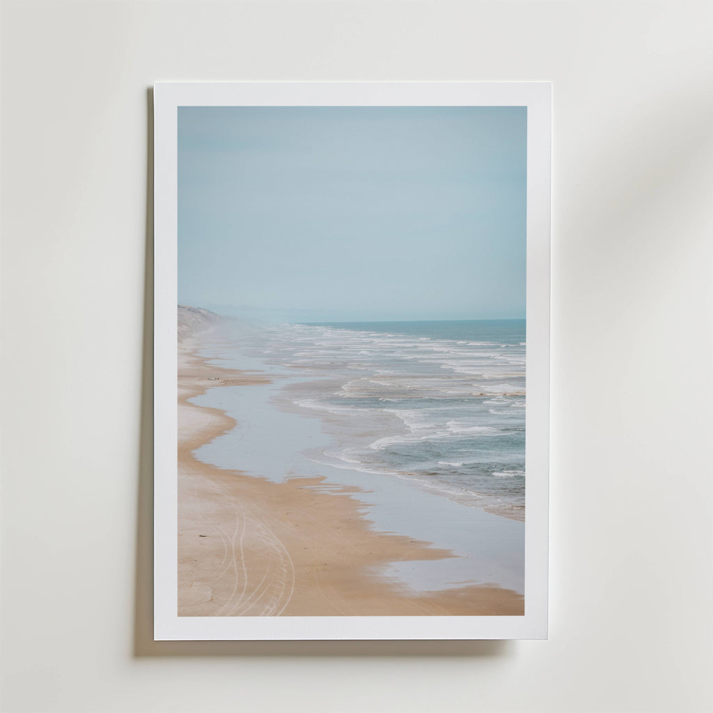 Misty Shoreline – stilfullt konsttryck från Bozetto, tryckt på matt finpapper i hög tryckkvalitet