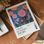 Mockup för Yayoi Kusama Blooming Infinity – se hur affischen ser ut på väggen, Bozetto