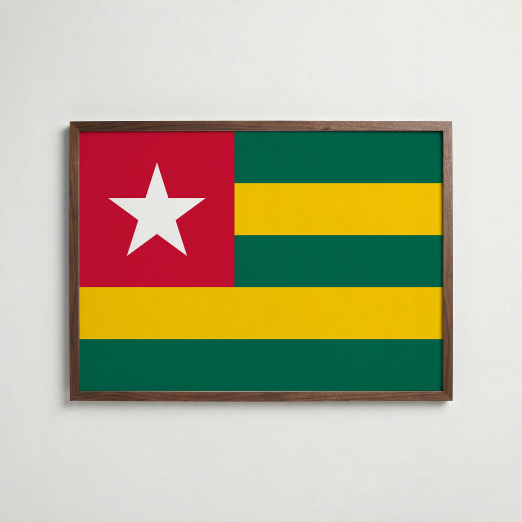 Togo National Flag Poster i valnötsram – varm konstaffisch för hemmet från Bozetto