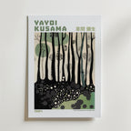 Mockup av Yayoi Kusama Whispering affisch på vägg – köp enkelt hos Bozetto i hög kvalitet