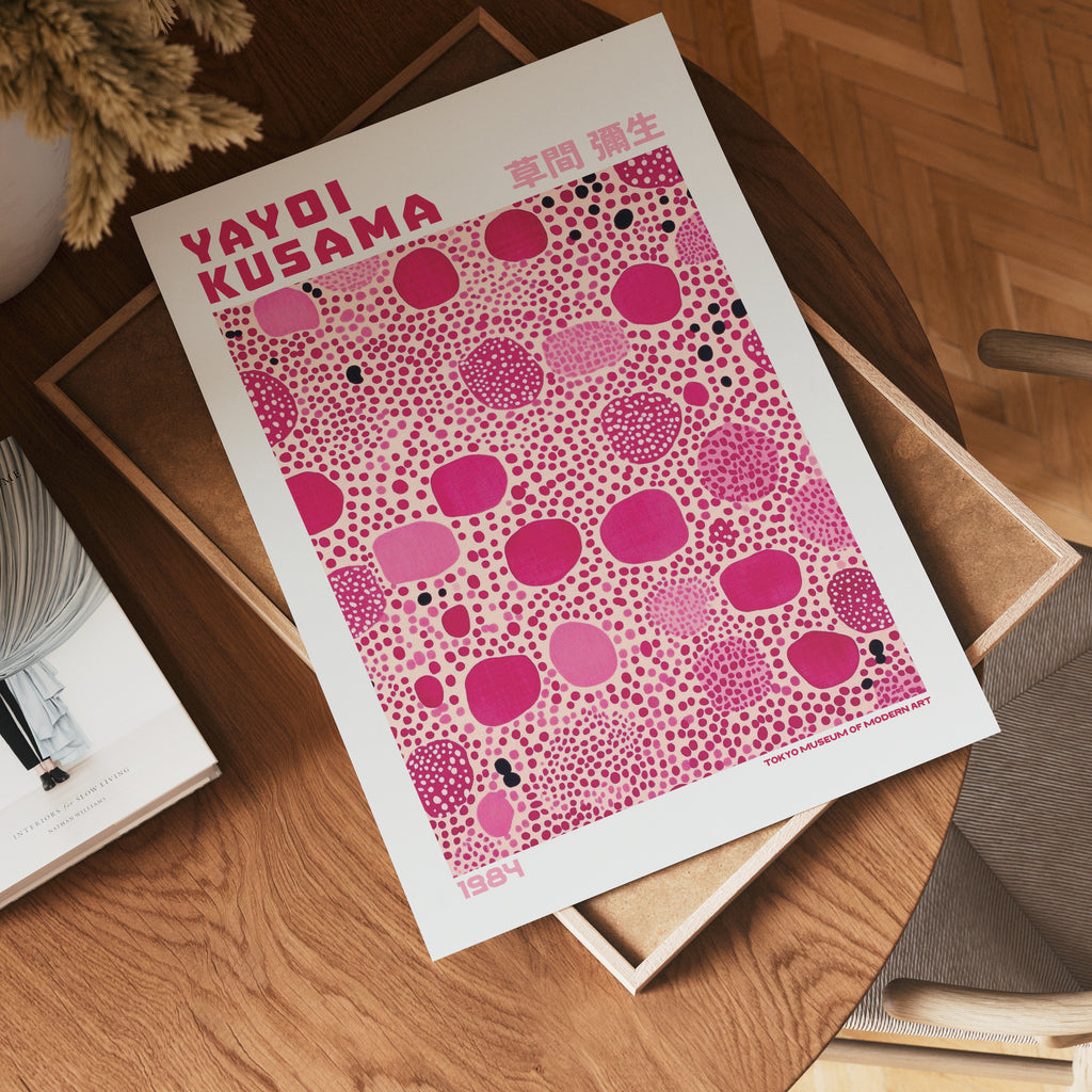 Affischmockup för Yayoi Kusama Pink Mosaic – köp enkelt hos Bozetto i hög kvalitet