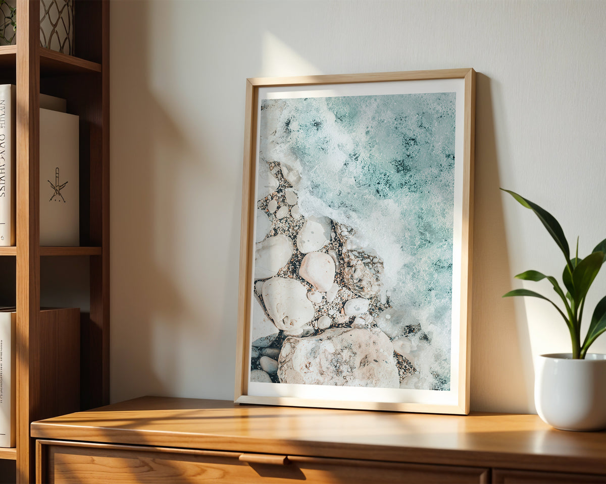 Mockup av Ocean Pebble Flow affisch på vägg – köp enkelt hos Bozetto i hög kvalitet