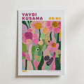 Mockup av Yayoi Kusama Spring Garden affisch på vägg – köp enkelt hos Bozetto i hög kvalitet