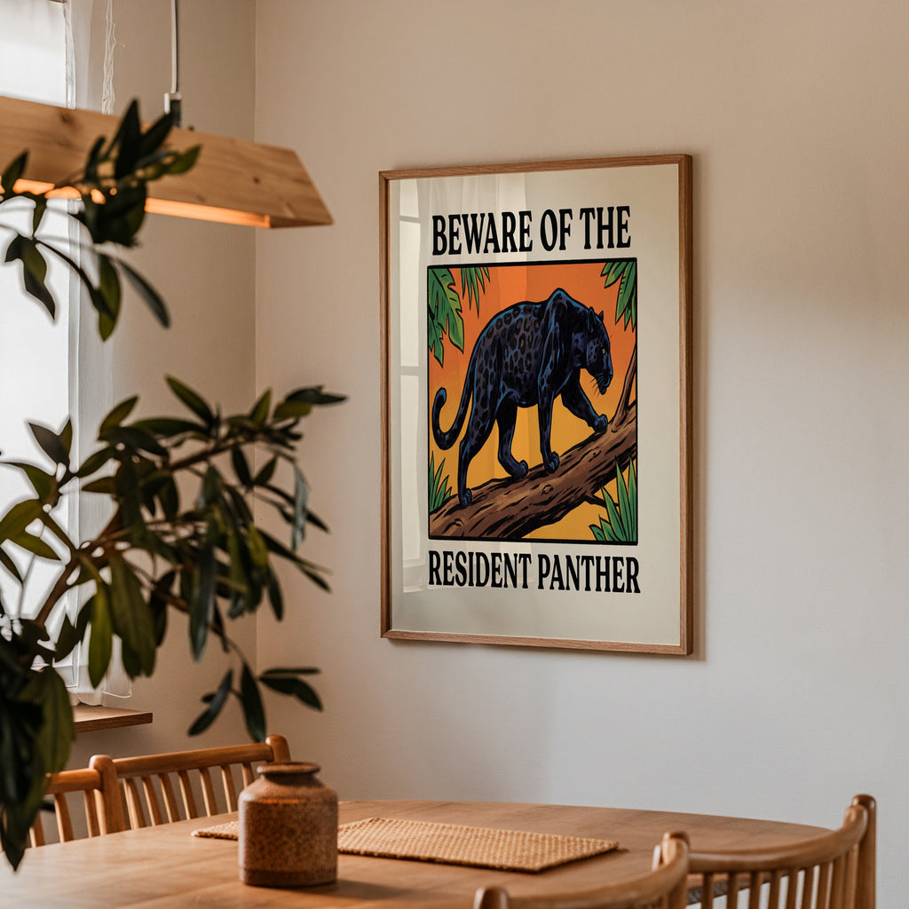 Resident Panther poster i ljust vardagsrum med panterkonst som blickfång på väggen