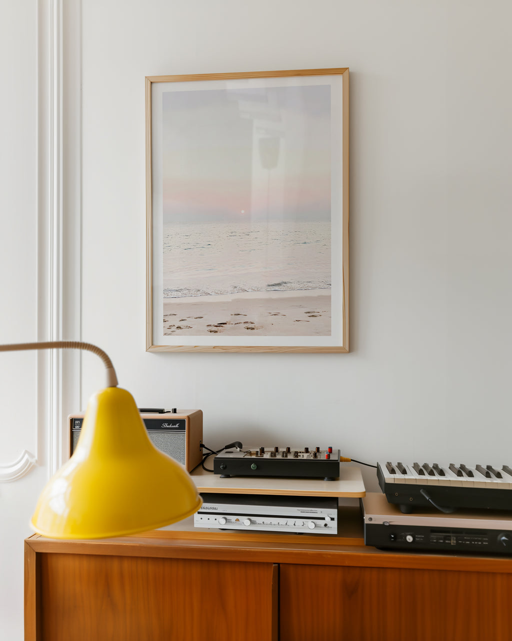 Mockup av Pastel Horizon Sunset affisch på vägg – köp enkelt hos Bozetto i hög kvalitet