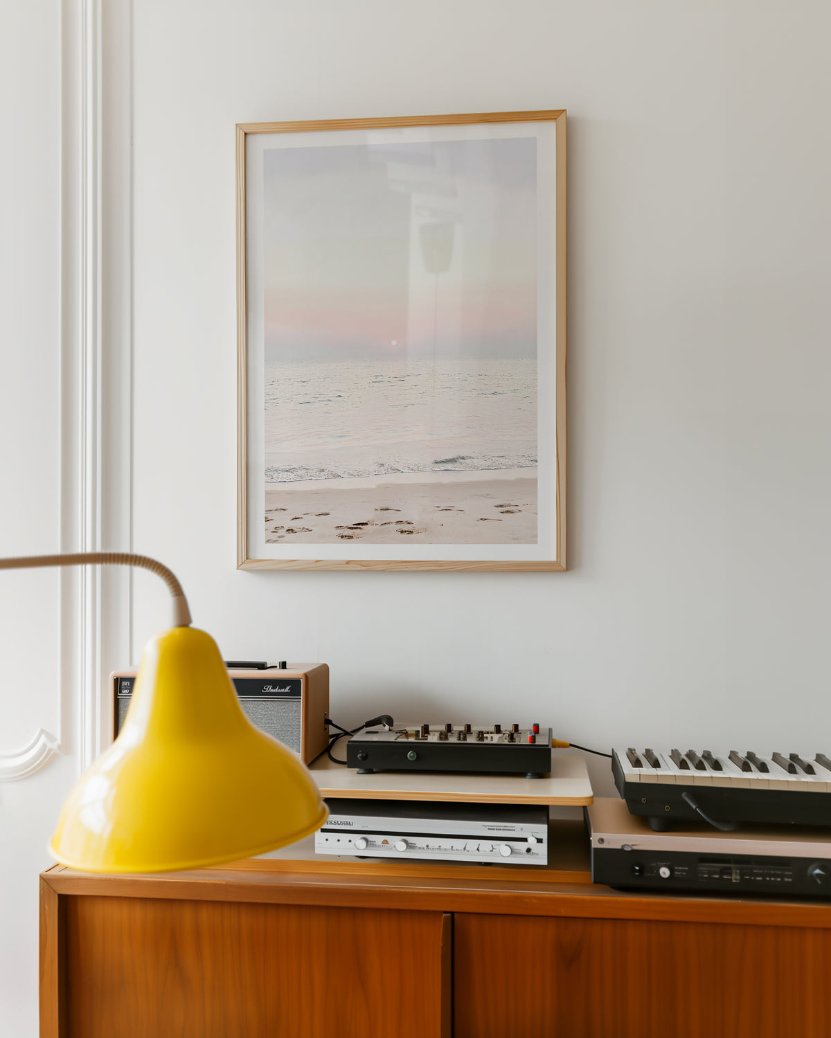 Mockup av Pastel Horizon Sunset affisch på vägg – köp enkelt hos Bozetto i hög kvalitet