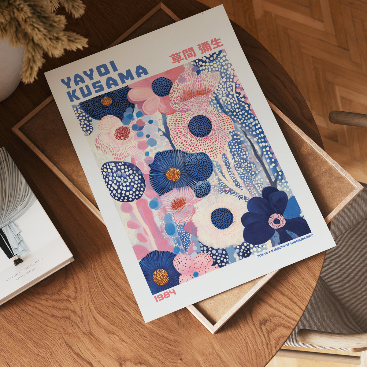 Visualisering av Yayoi Kusama Floral Harmony poster på vägg – köp enkelt hos Bozetto