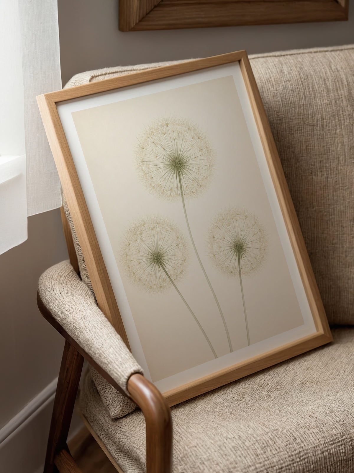 Quiet Dandelion Trio affisch i ljust minimalistiskt vardagsrum – köp enkelt hos Bozetto