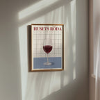 Husets Röda poster i stilrent hem med modern inredning – köp enkelt hos Bozetto i hög kvalitet