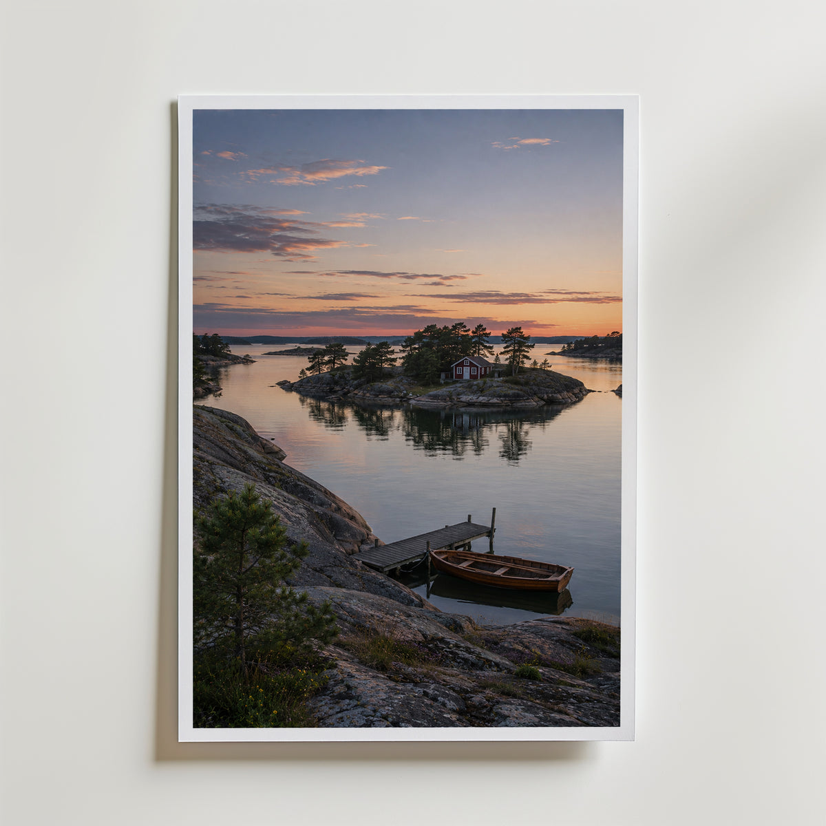 Archipelago Cabin at Dusk affisch i neutral inramning – konsttryck från Bozetto i hög kvalitet