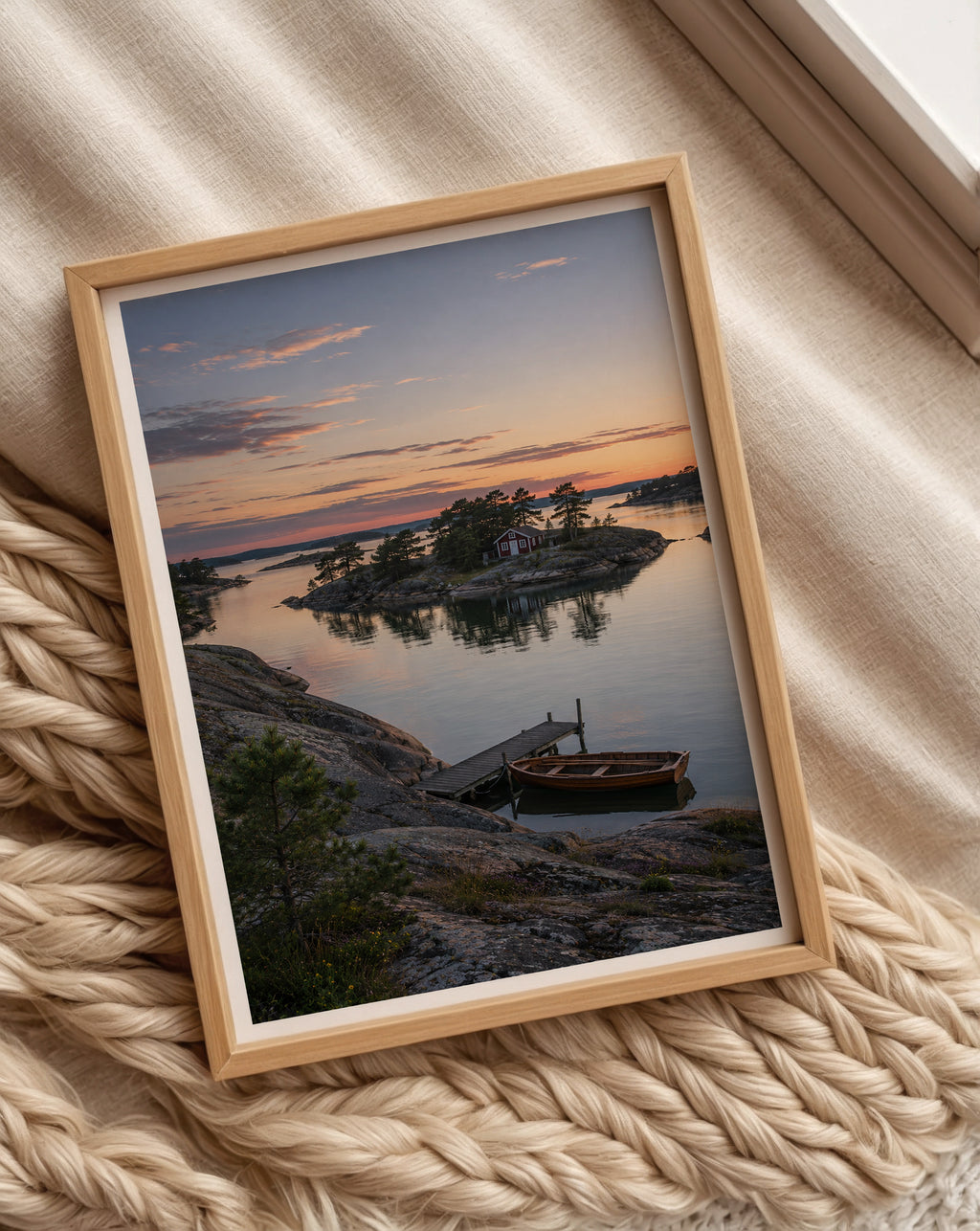 Archipelago Cabin at Dusk affisch ovanför säng i minimalistiskt stilrent sovrum – Bozetto