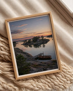Archipelago Cabin at Dusk affisch ovanför säng i minimalistiskt stilrent sovrum – Bozetto