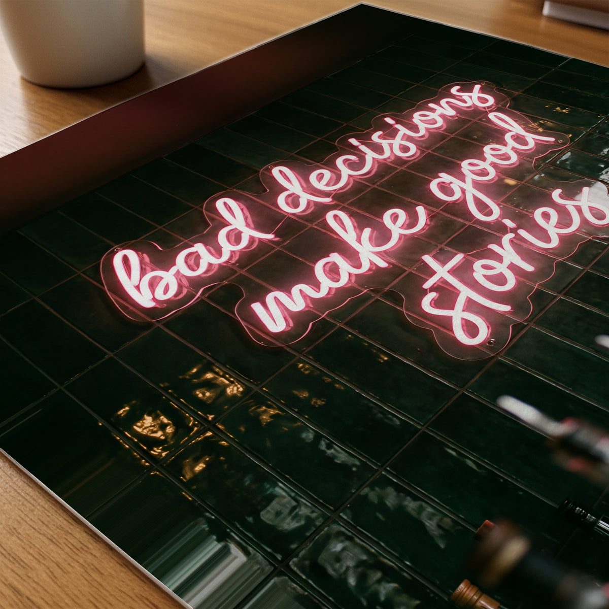 Bad Decisions Make Good Stories Poster – närbild på papper
