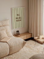 Be Here Now Poster i rumskomposition med ekram
