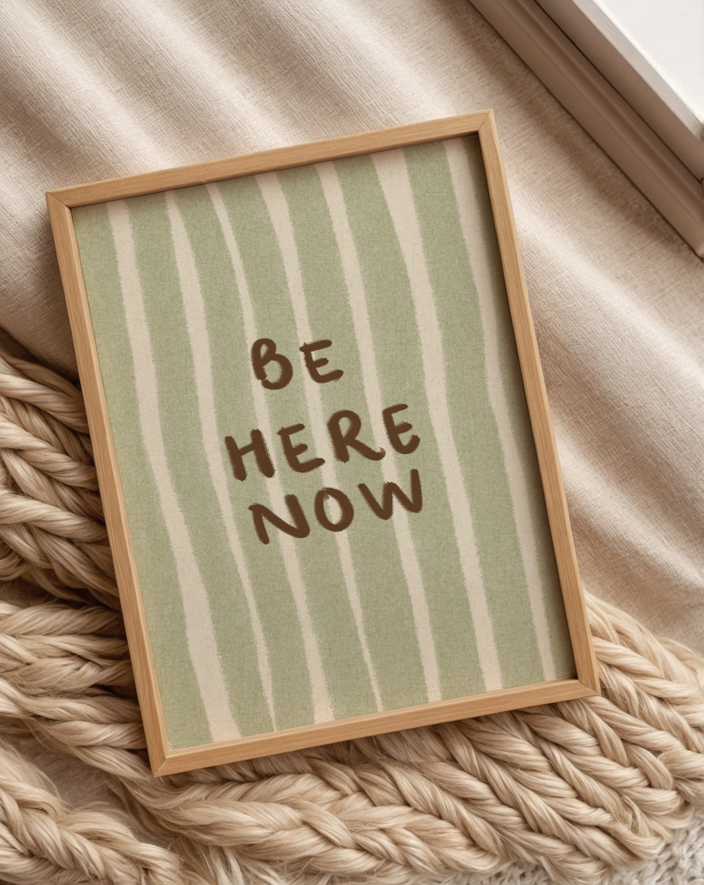 Be Here Now Poster med svart ram