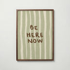 Be Here Now Poster i vardagsrumsmiljö