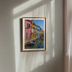 Marco Ricci Burano Fondamenta Poster – färggranna husfasader längs Buranos kanal i Italien