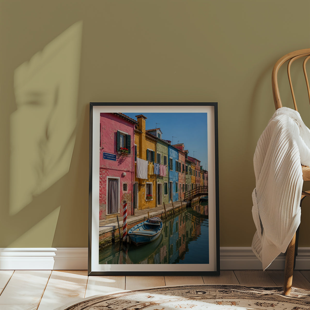 Marco Ricci Burano Fondamenta Poster – färggranna husfasader längs Buranos kanal i Italien