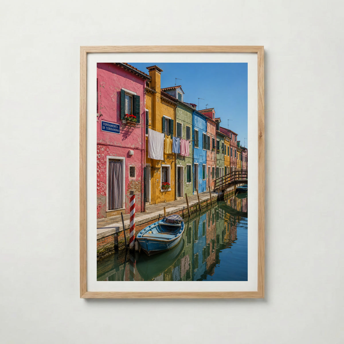 Marco Ricci Burano Fondamenta Poster – färggranna husfasader längs Buranos kanal i Italien