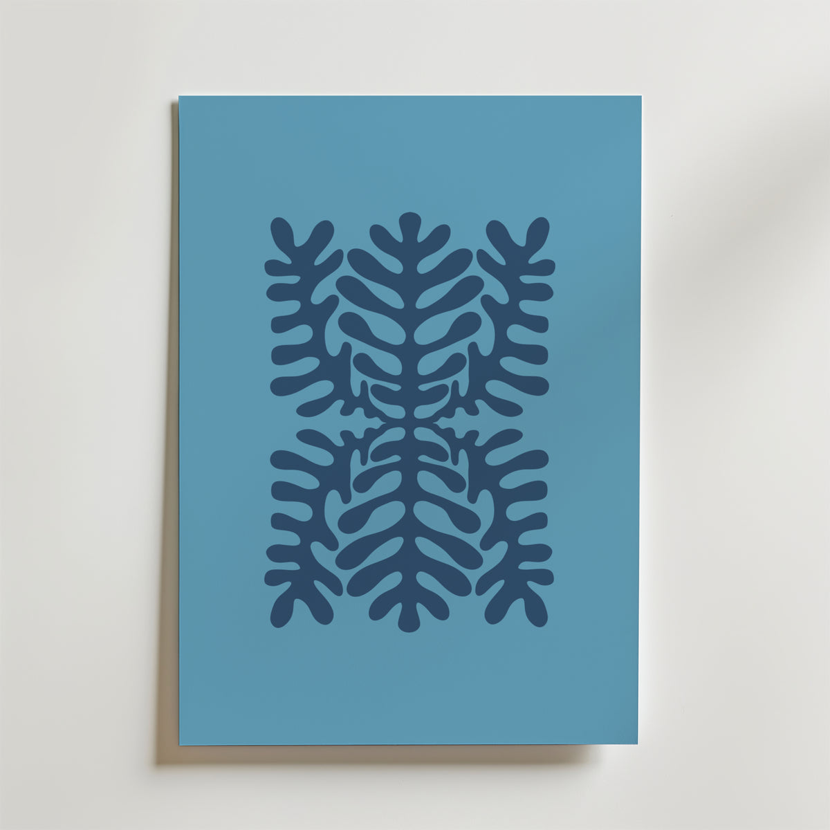 Deep Blue Symmetry – stilfullt konsttryck från Bozetto, tryckt på matt finpapper