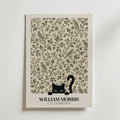 Cat Among the Birds William Morris Poster – svart katt kikar nyfiket fram ur William Morris fågelmönster