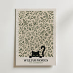 Cat Among the Birds William Morris Poster – svart katt kikar nyfiket fram ur William Morris fågelmönster