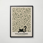 Cat Among the Birds William Morris Poster – svart katt kikar nyfiket fram ur William Morris fågelmönster