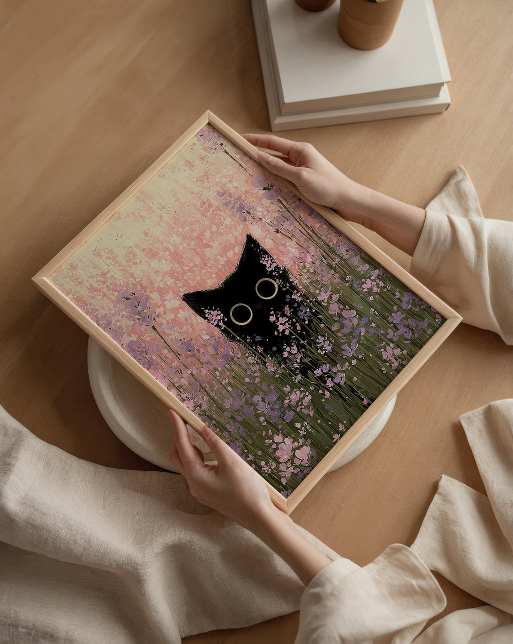 Cat in Bloom Poster – svart katt bland rosa ängsblommor i ljust vardagsrum, väggkonst från Bozetto