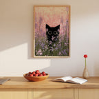 Cat in Bloom Poster – svart katt bland rosa ängsblommor på vägg i inrett rum, fri frakt över 499 kr