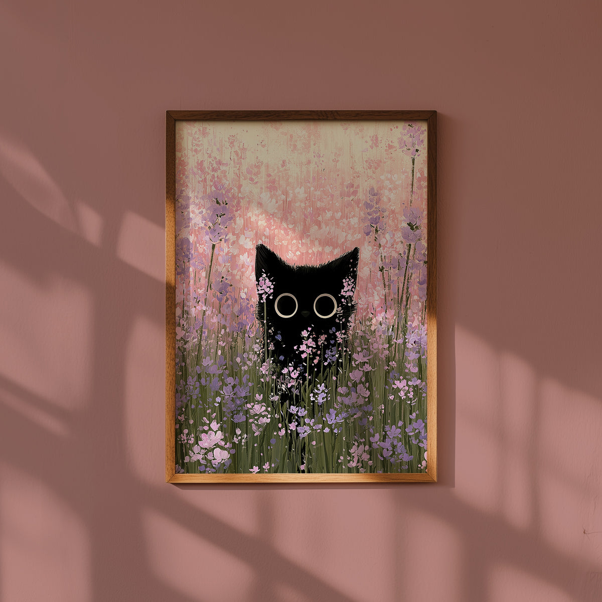 Cat in Bloom Poster – svart katt bland rosa ängsblommor i modern hemmiljö, poster från Bozetto