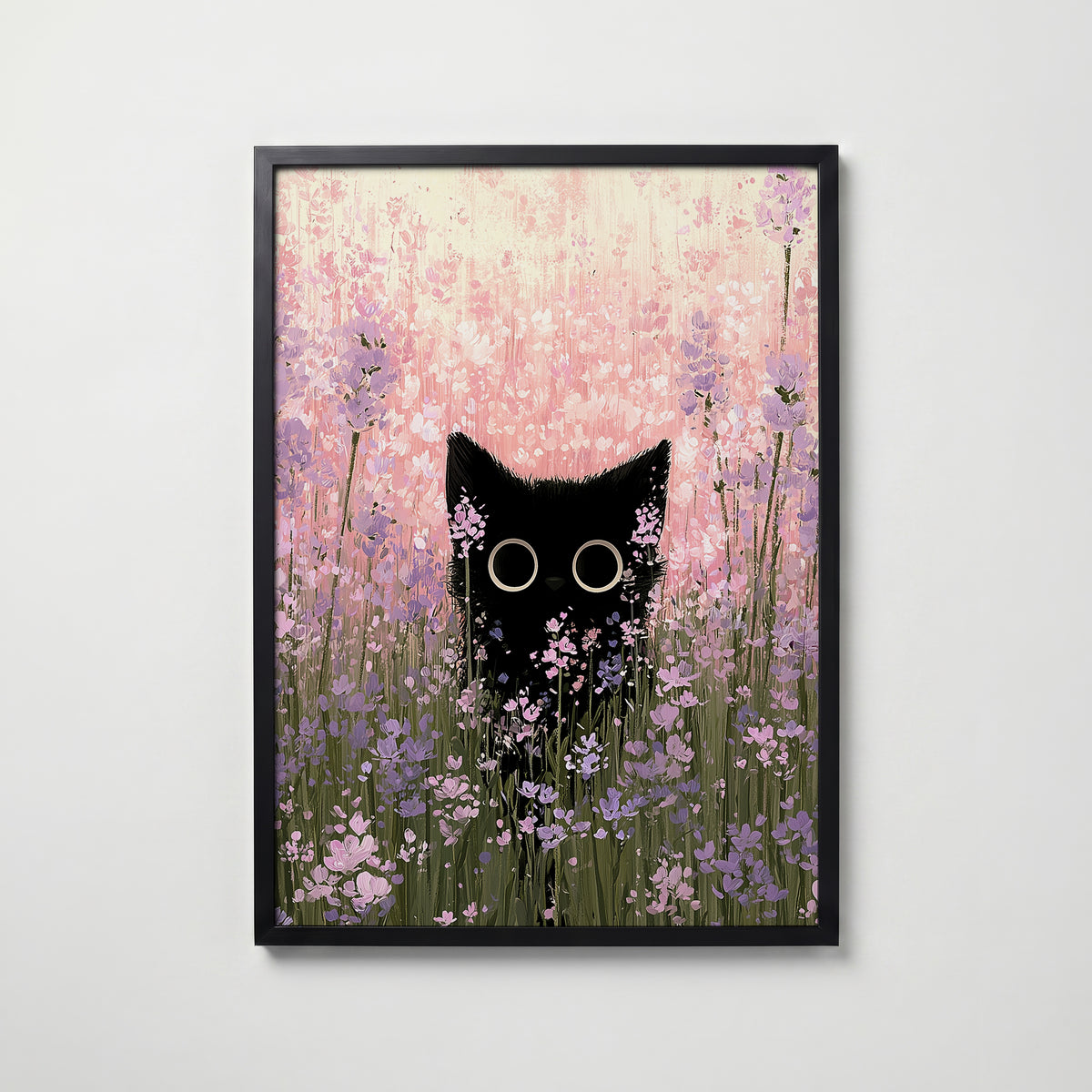 Cat in Bloom Poster – svart katt bland rosa ängsblommor i svart ram, tryckt i Sverige