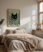 Cat in Green Grass Poster – svart katt bland vita prästkragar ovanför soffan i hemmiljö, konsttryck från Bozetto