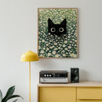 Cat in Green Grass Poster – svart katt bland vita prästkragar i modern hemmiljö, poster från Bozetto