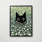 Cat in Green Grass Poster – svart katt bland vita prästkragar i svart ram, tryckt i Sverige