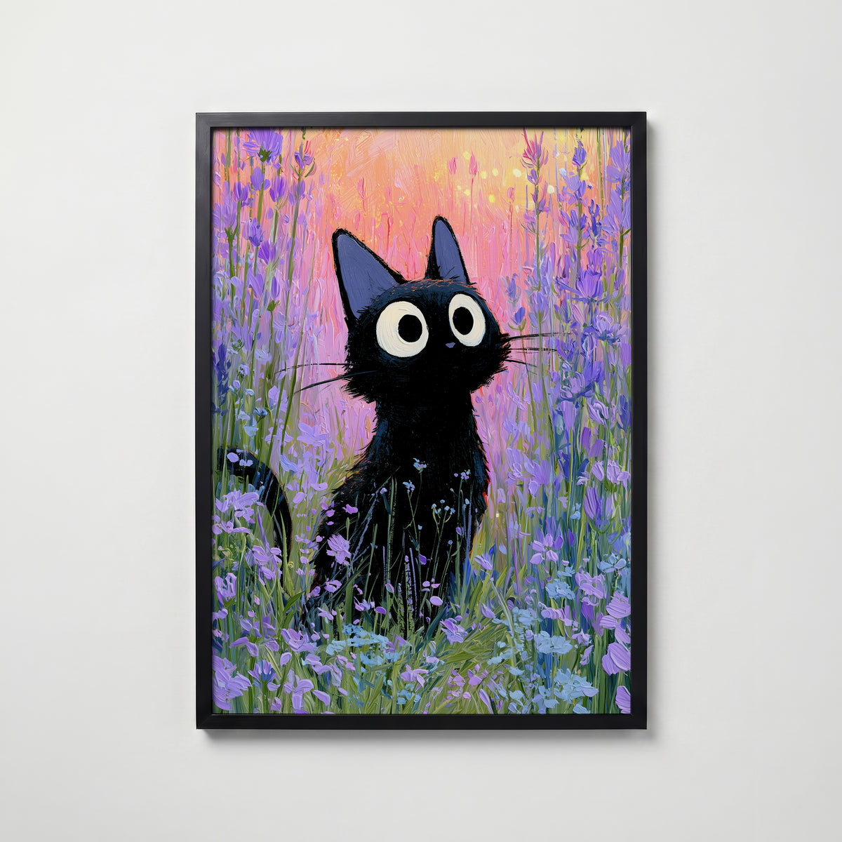 Cat in Violette Meadow Poster – svart katt i lavendeläng i skymning i svart ram, tryckt i Sverige