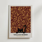 Cat in the Acanthus William Morris Poster – svart katt gömd bland William Morris akantusblad i burgundy och guld