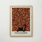 Cat in the Acanthus William Morris Poster – svart katt gömd bland William Morris akantusblad i burgundy och guld