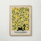Cat in the Lemon Grove William Morris Poster – svart katt bland William Morris citronträdsmönster i gult