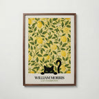 Cat in the Lemon Grove William Morris Poster – svart katt bland William Morris citronträdsmönster i gult