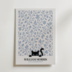 Cat in the Willow William Morris Poster – svart katt i William Morris minimalistiska pilmönster i blågrått