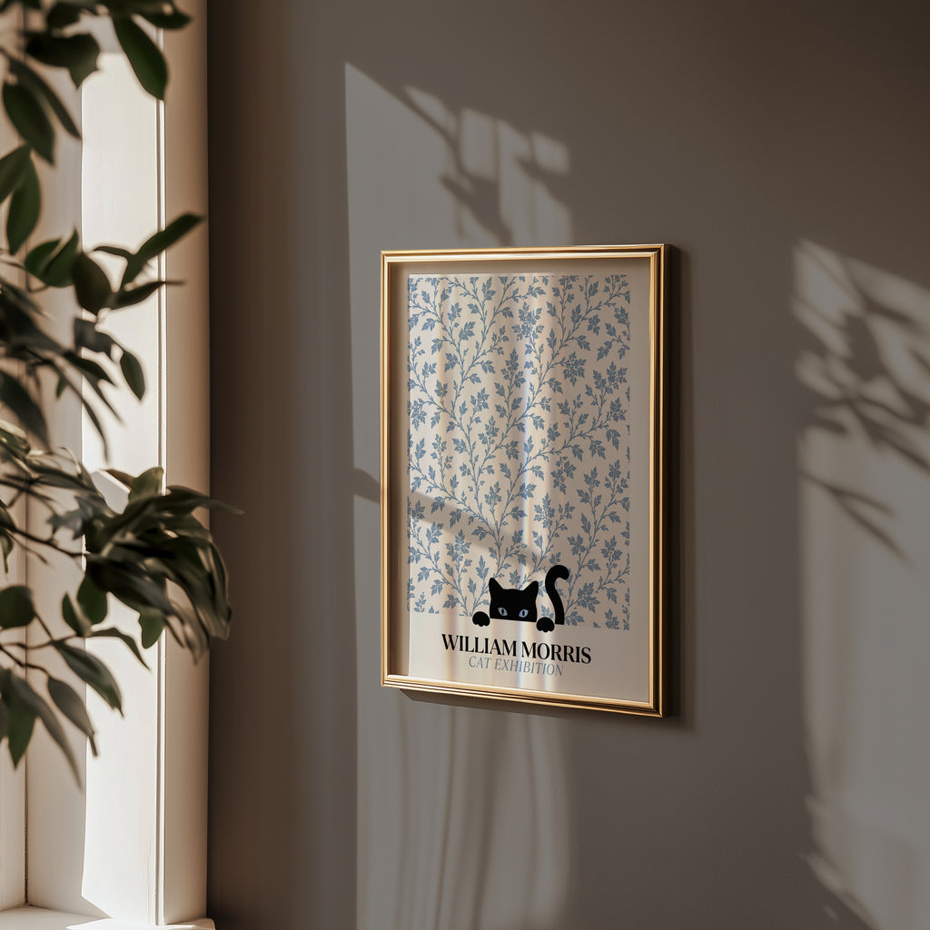 Cat in the Willow William Morris Poster – svart katt i William Morris minimalistiska pilmönster i blågrått