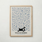Cat in the Willow William Morris Poster – svart katt i William Morris minimalistiska pilmönster i blågrått