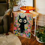 Colorful Cat in Bloom Poster – svart katt i färgsprakande blomhav ovanför soffan i hemmiljö, konsttryck från Bozetto