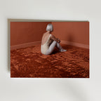 Copper Floor Poster – ballerina sittande på kopparrött mattgolv i terrakottarum